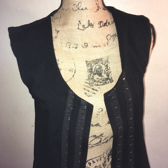 Sleek VPL eye hook vest - Picture 2 of 8